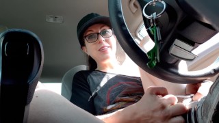 Szemüveges kis cicis amatőr csaj az autójában masztizik